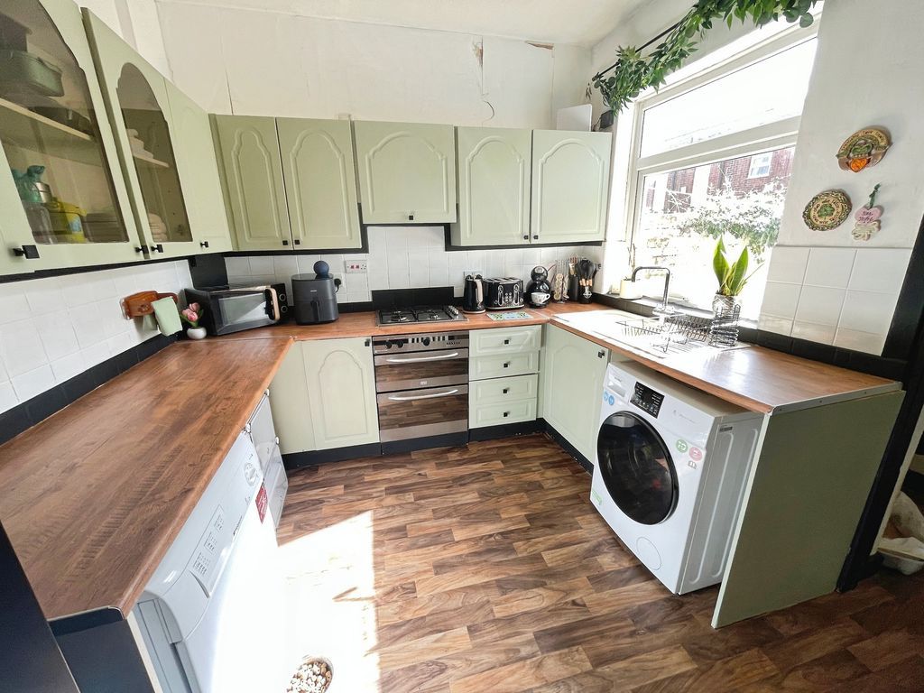 Property photo 3 of 9 Kitchen