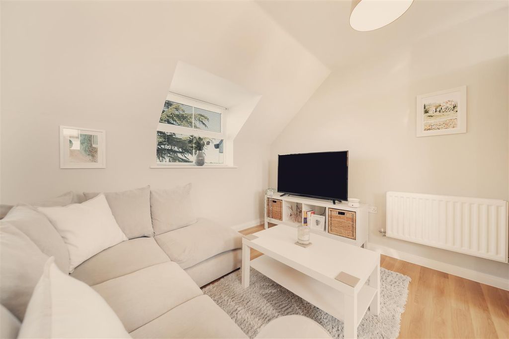 Property photo 2 of 10 Bramley Hill-22.Jpg