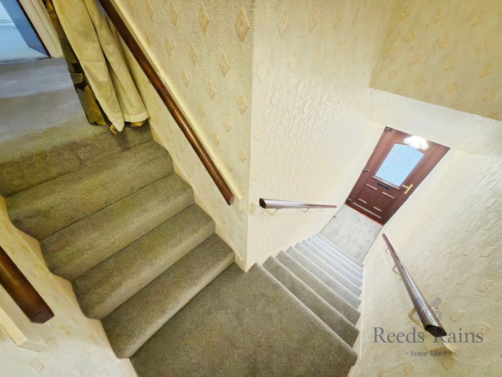 Property photo 2 of 15 Stairwell