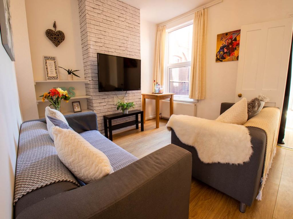 Property photo 1 of 15 Living Room