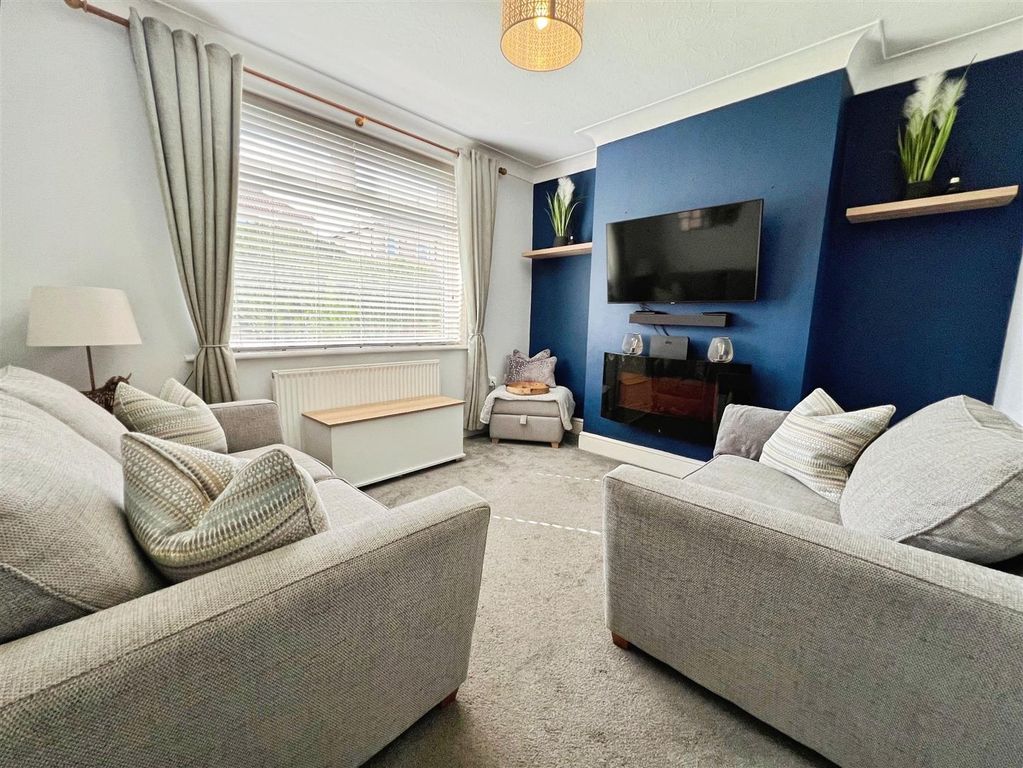 Property photo 3 of 26 Lounge