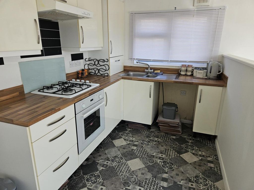 Property photo 3 of 7 Kitchen