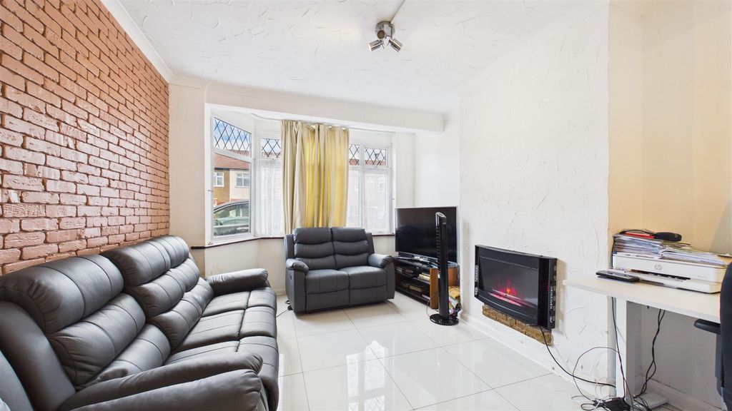 Property photo 2 of 19 Cam04248G0-Pr0150-Still014.Jpg