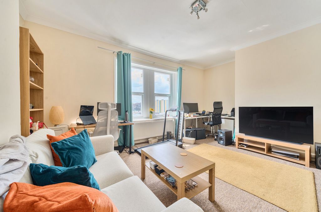 Property photo 3 of 11 1318831-6-68750Ea...