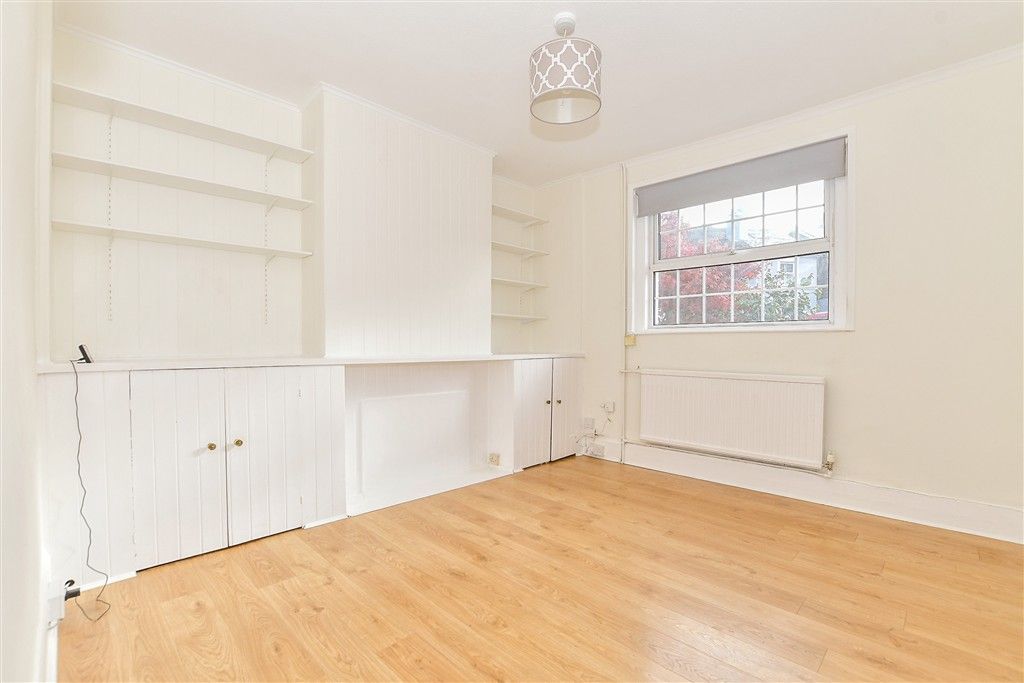 Property photo 3 of 19 Lounge