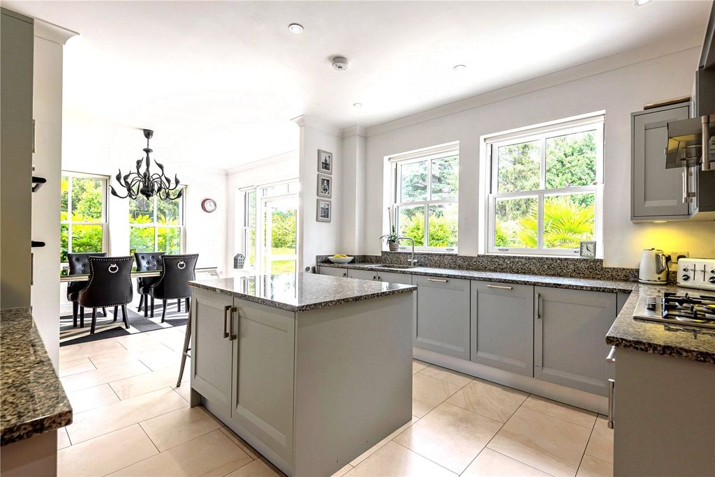 Property photo 3 of 10 Kitchen
