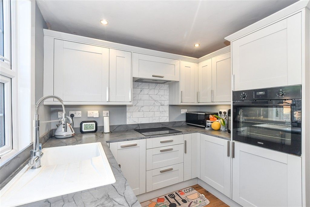 Property photo 2 of 11 Kitchen