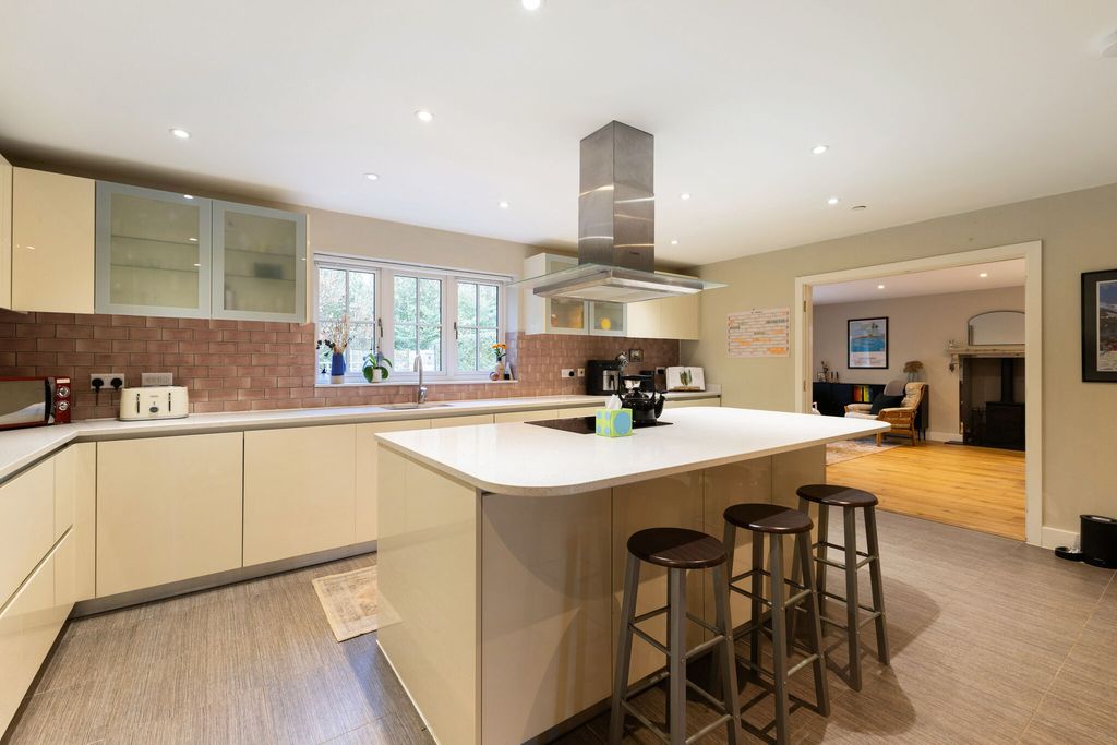 Property photo 3 of 28