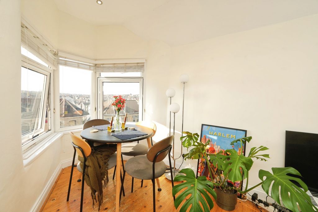 Property photo 3 of 17 Dining Area