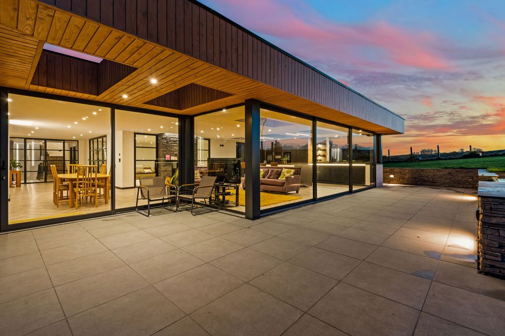 Property photo 2 of 28