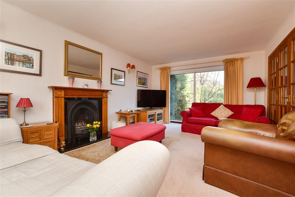 Property photo 2 of 11 Lounge