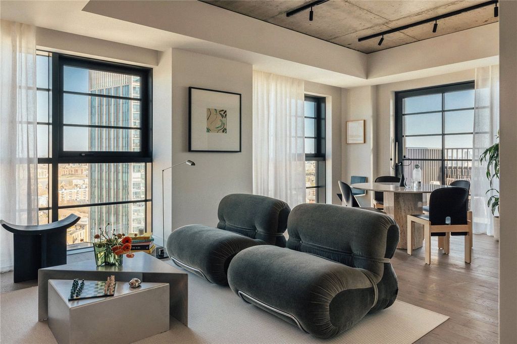 Property photo 1 of 14 Living Room