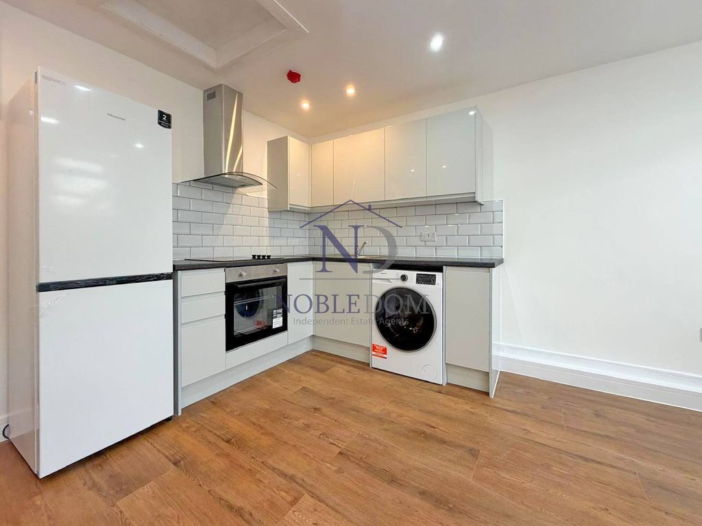 Property photo 1 of 4 Large Studio Flat In Hounslow