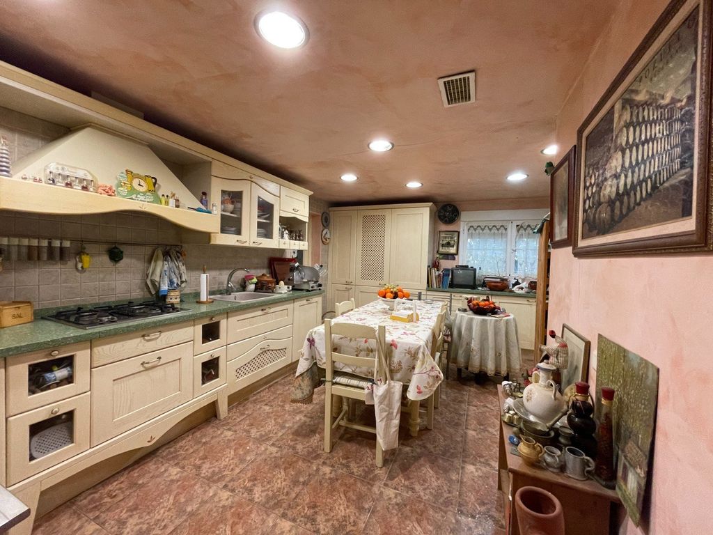 Property photo 2 of 34