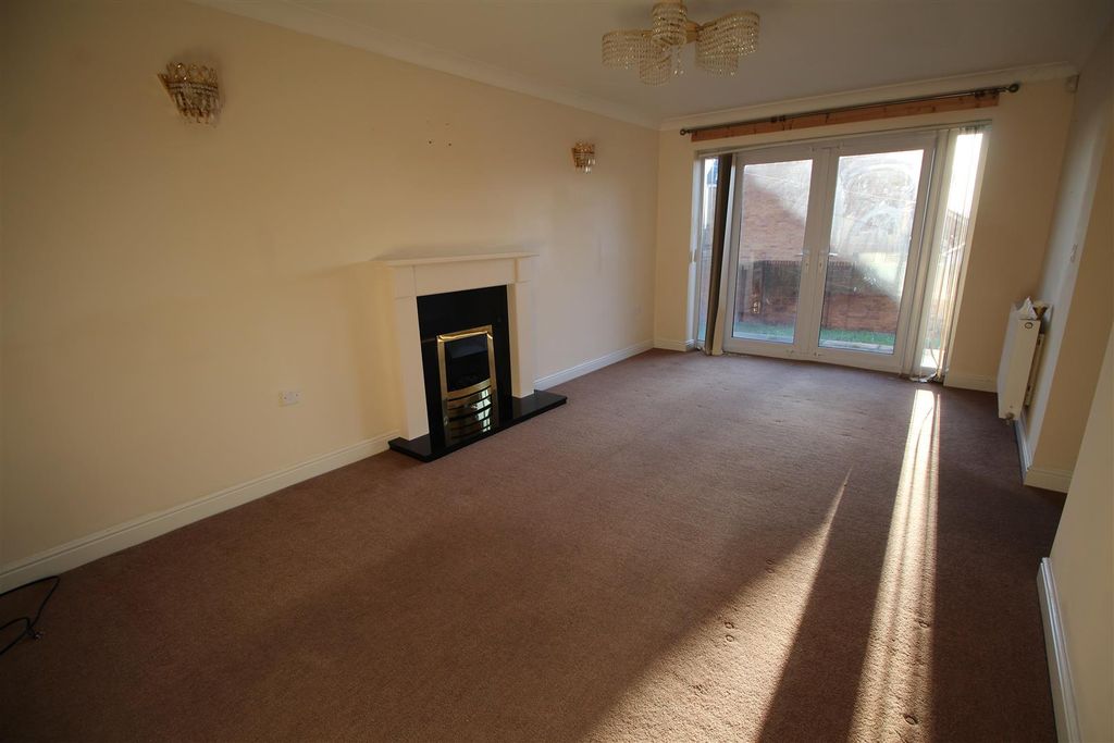 Property photo 3 of 10 Lounge