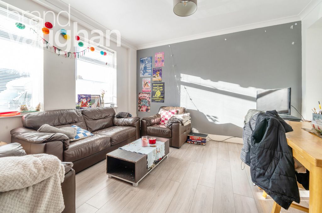 Property photo 1 of 10 Living Room