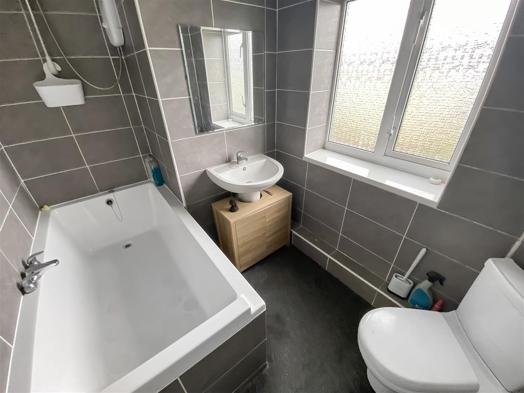 Property photo 3 of 10 Bathroom.Jpg