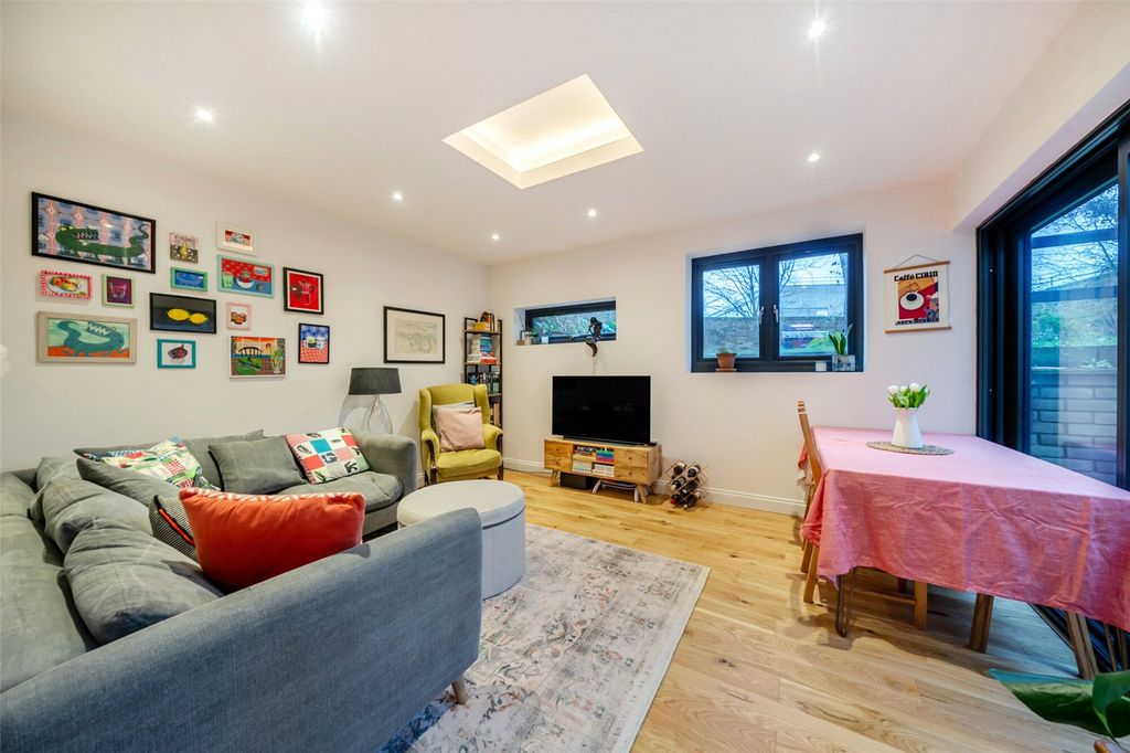 Property photo 3 of 19 Reception