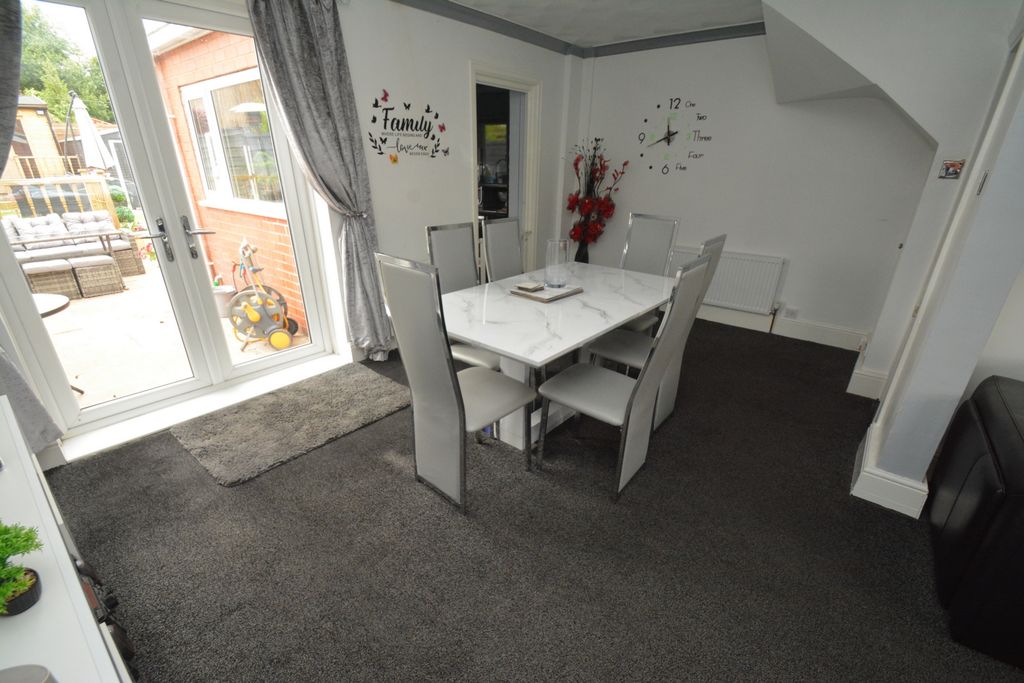Property photo 3 of 10 Dining Room