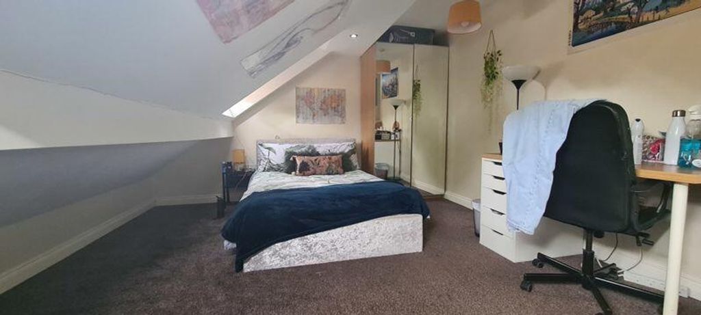 Property photo 1 of 10 A Spacious And Inviting Large Double Bedroom, Perf...