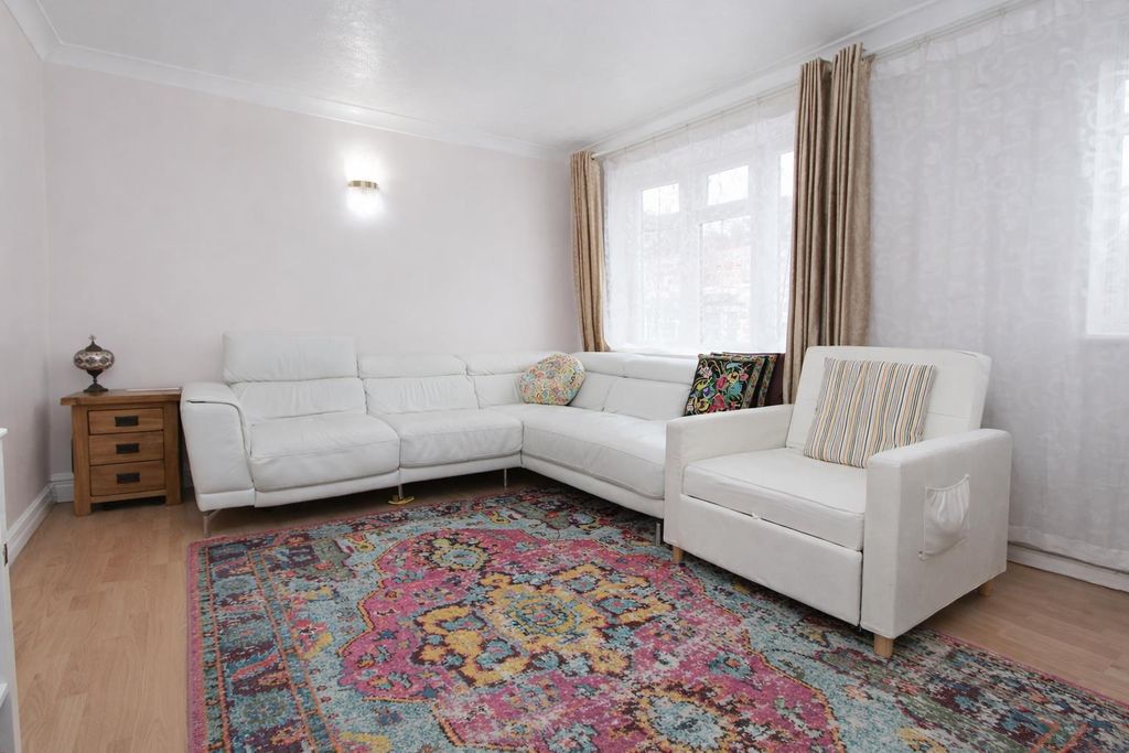 Property photo 2 of 17 Lounge#.Jpg