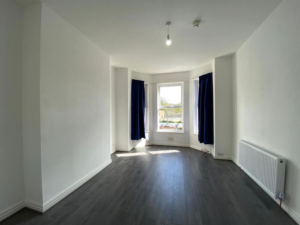 Property photo 2 of 27