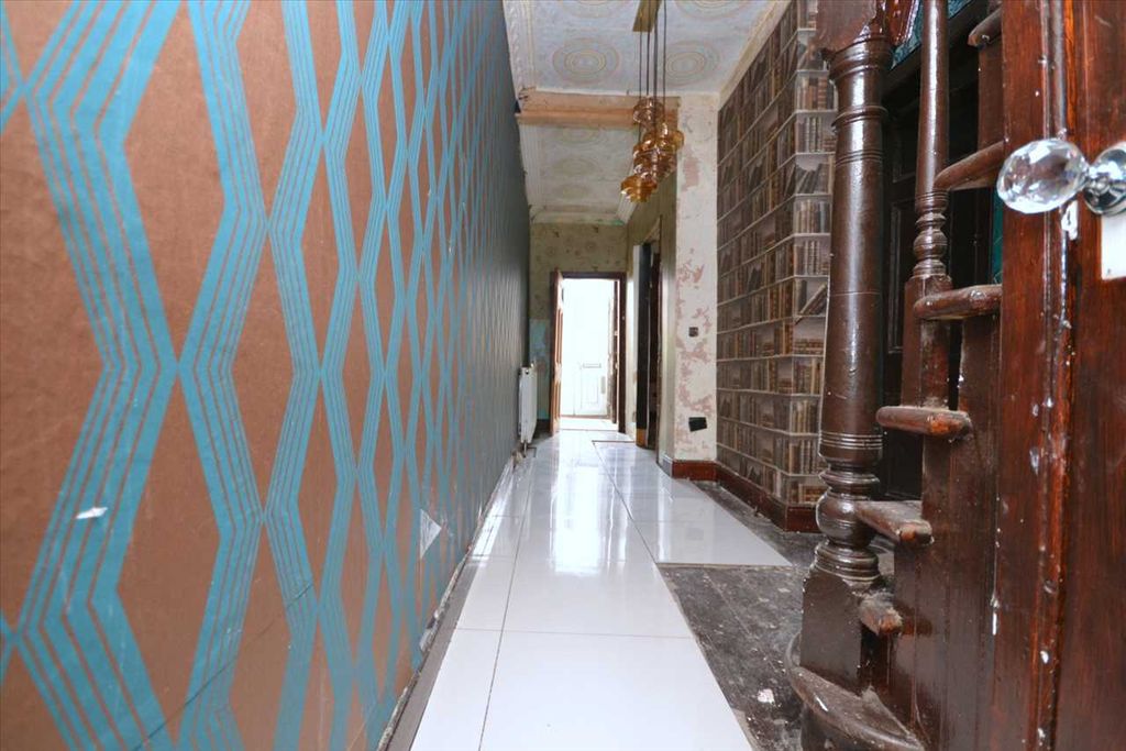 Property photo 2 of 12 Hallway