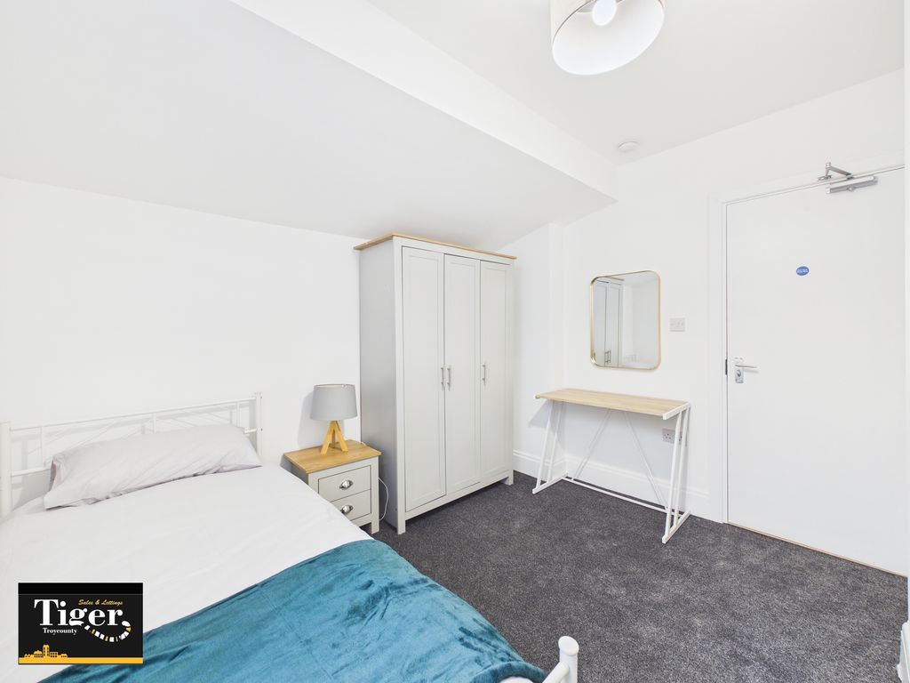 Property photo 2 of 18 Cam03440G0-Pr0520-Still013