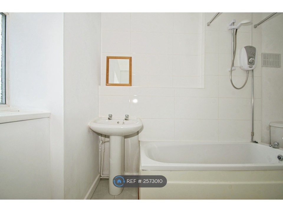 Property photo 2 of 10 Bathroom
