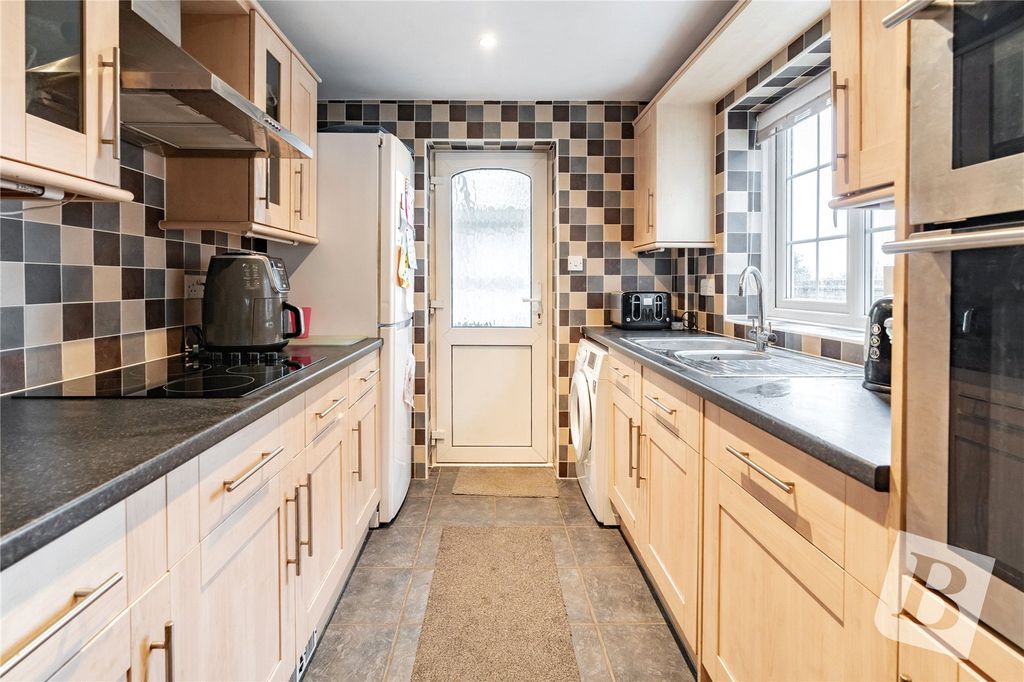 Property photo 3 of 16 Kitchen