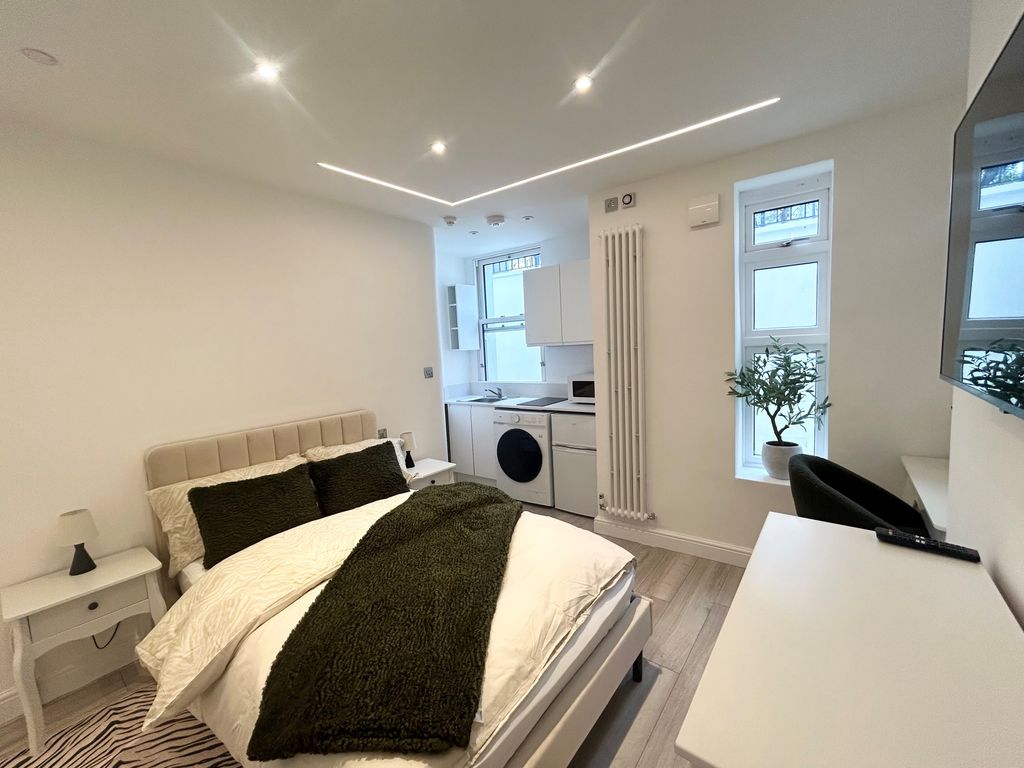 Property photo 2 of 5 Bedroom