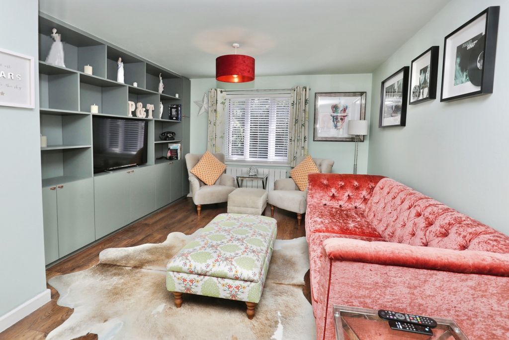 Property photo 3 of 15 Lounge
