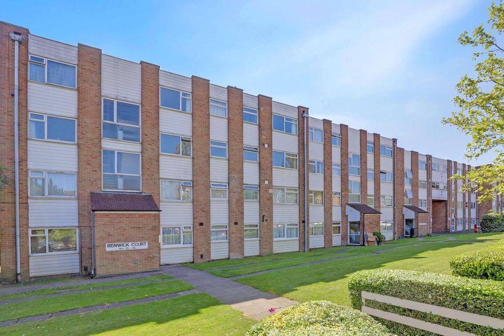 Property photo 2 of 15 15-38Bbjhpropwpen - 8 Benwick Court -43-Medium.Jpg