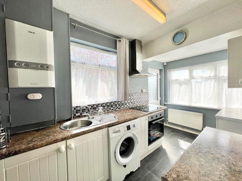 Property photo 3 of 10 Kitchen