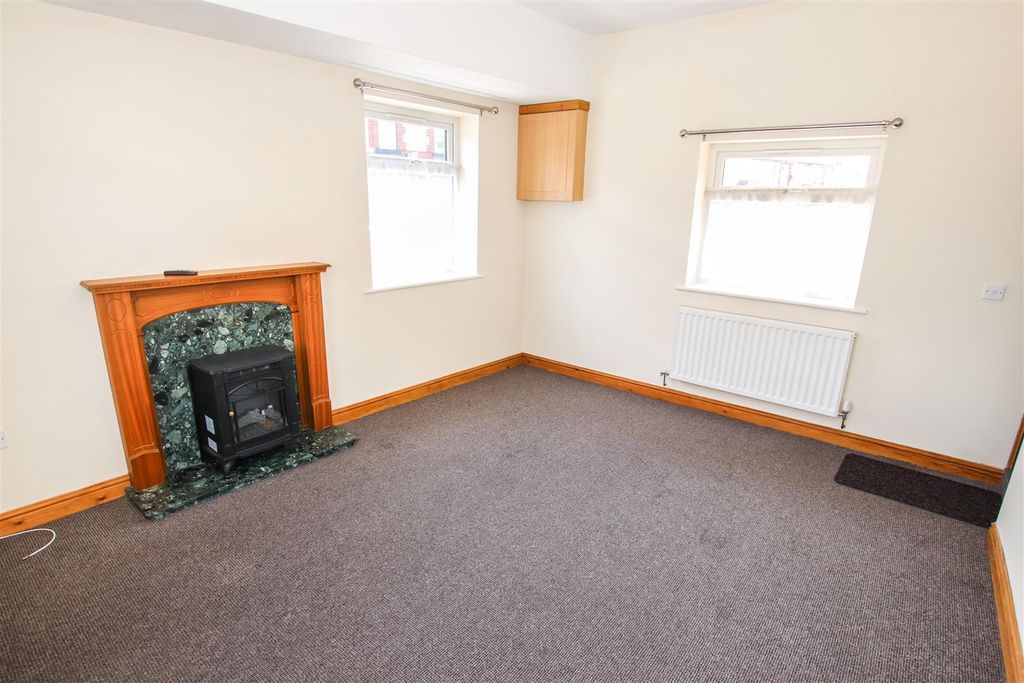 Property photo 3 of 16 Lounge