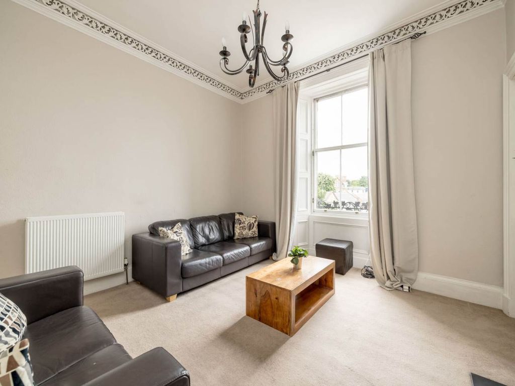 Property photo 3 of 16 69921_Hendersonrow_006