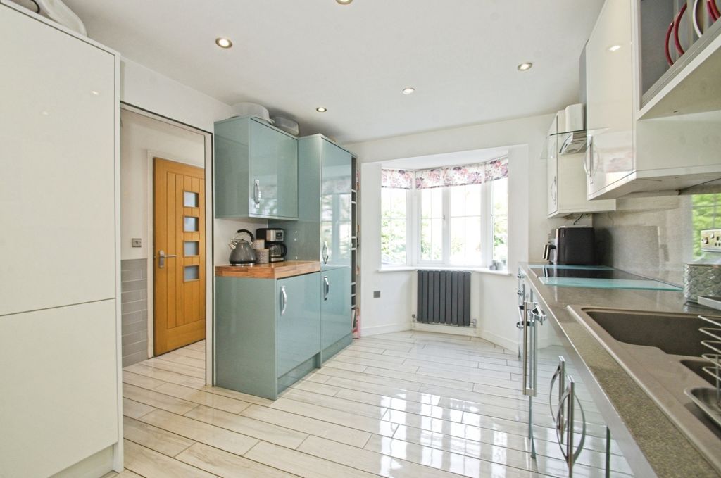 Property photo 3 of 25 Kitchen