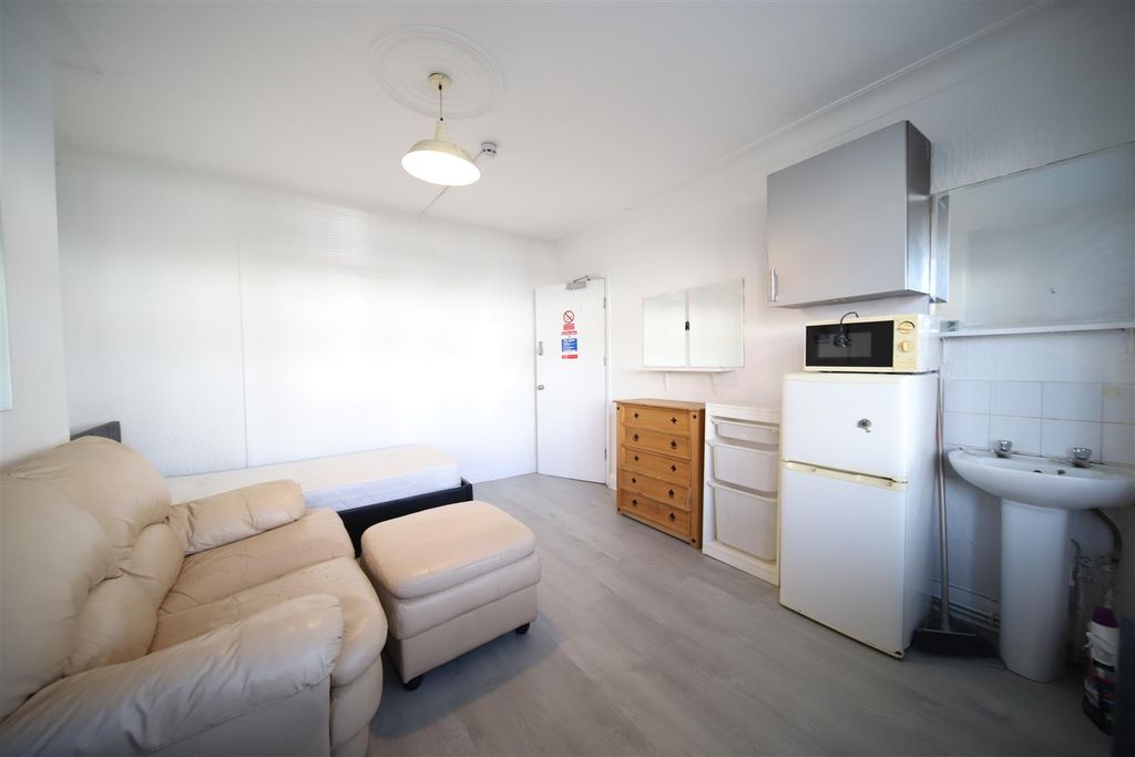 Property photo 2 of 6 Room 3.Jpg