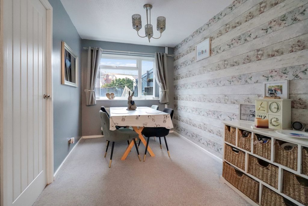 Property photo 3 of 19 Dining Area