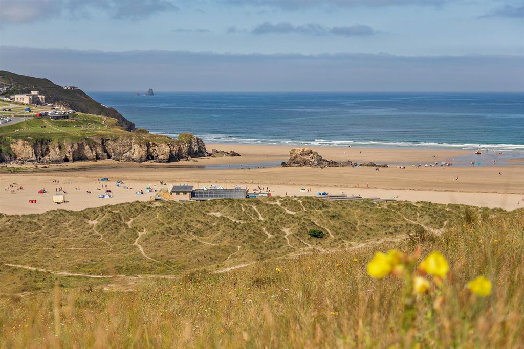 Property photo 2 of 16 8654076-Exterior03-800.Jpg