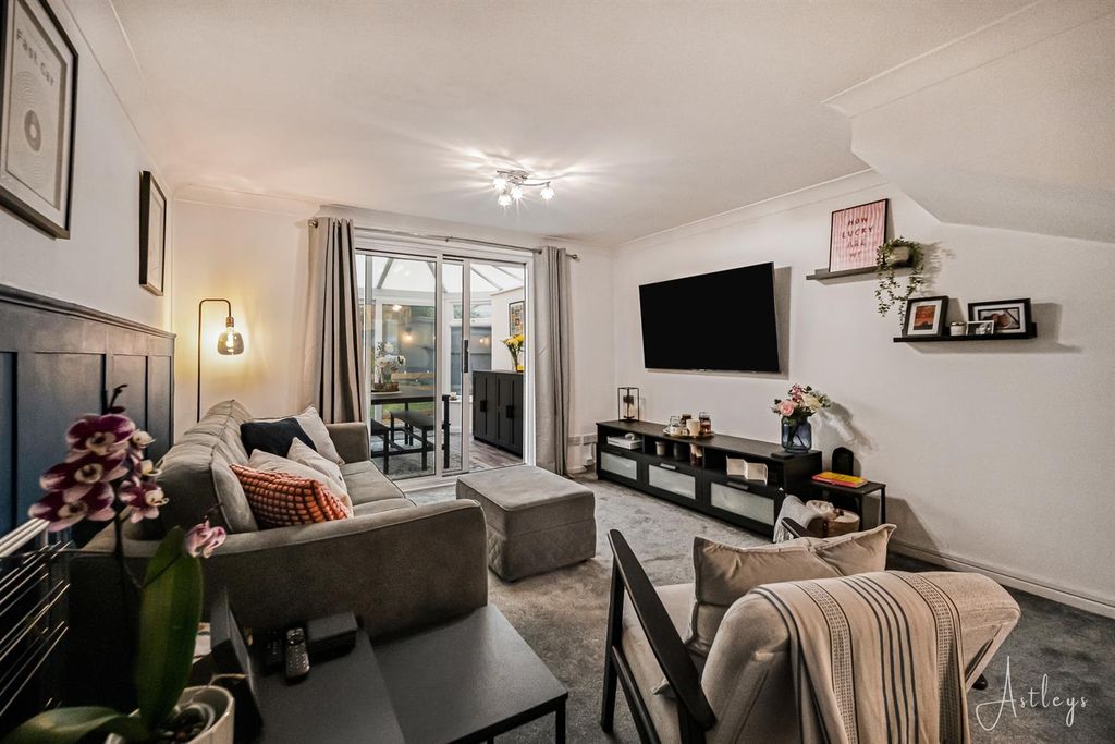 Property photo 2 of 17 Lounge