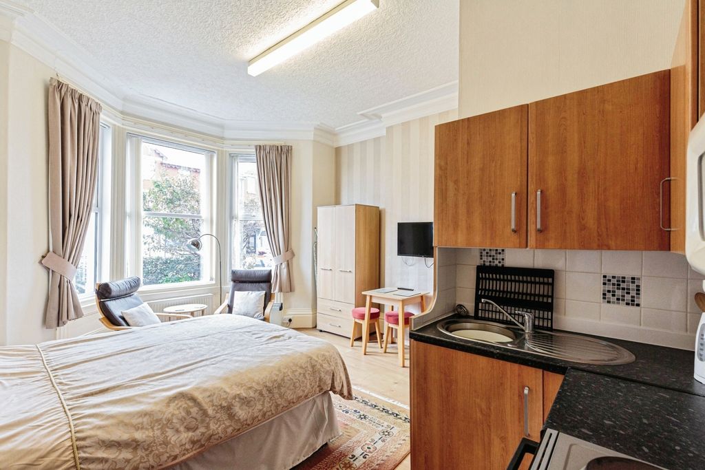 Property photo 3 of 24 Flat 1