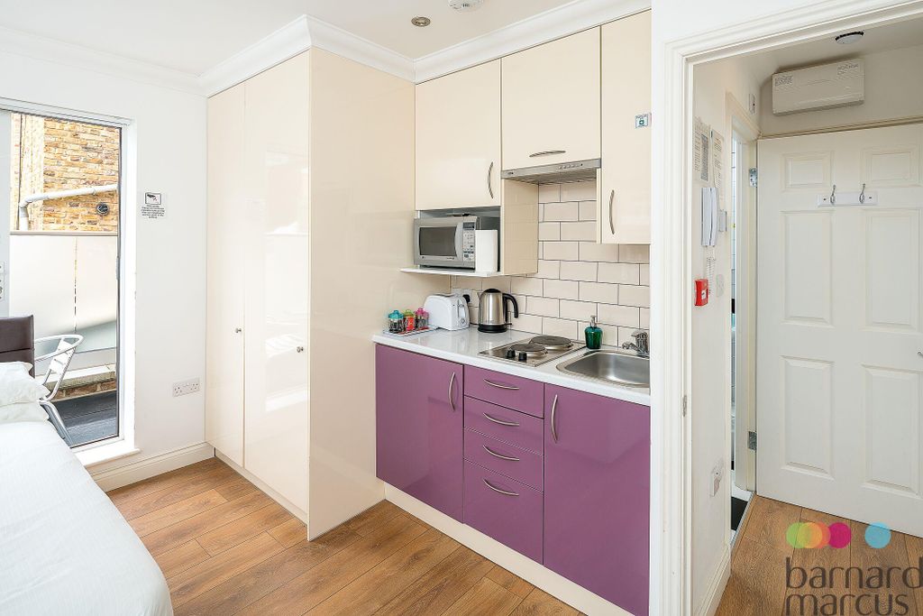 Property photo 3 of 6 Kitchen