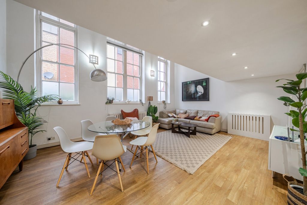 Property photo 3 of 13 1403389-12-697244...