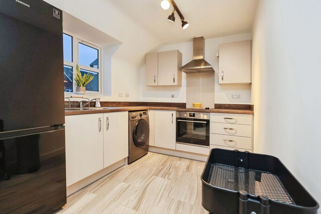 Property photo 3 of 12 Kitchen