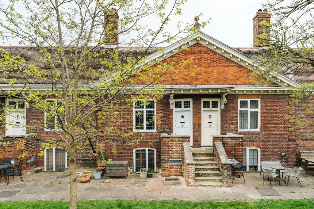 Property photo 1 of 14 Trinity Green E1