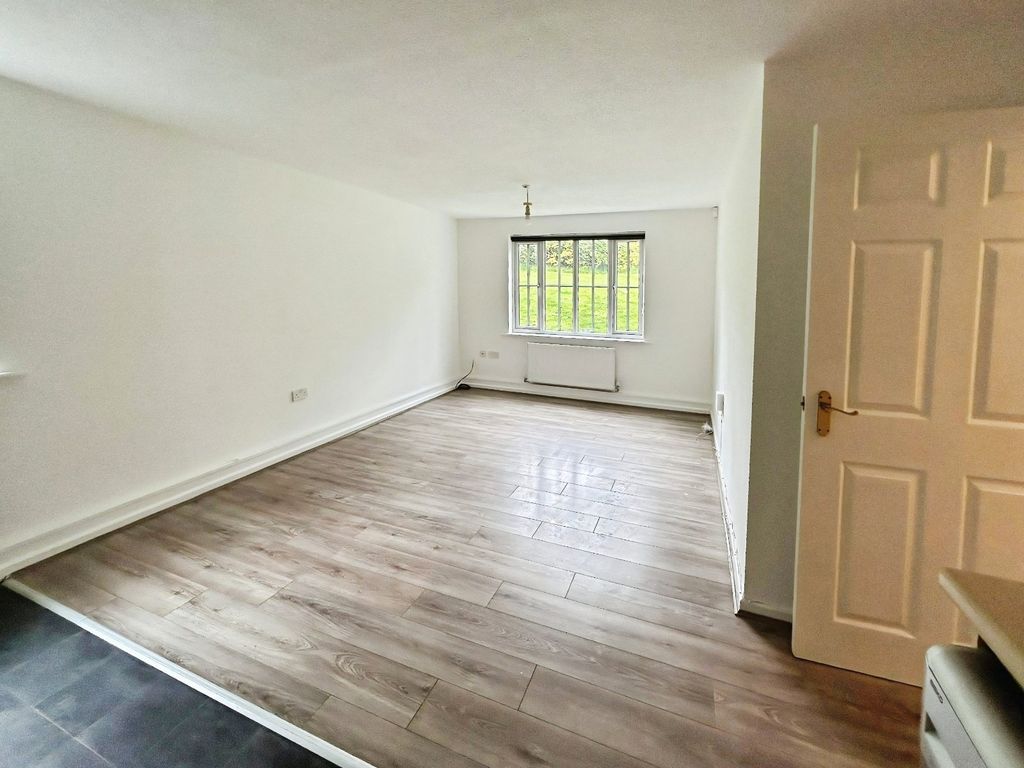 Property photo 2 of 8 Picture No. 11