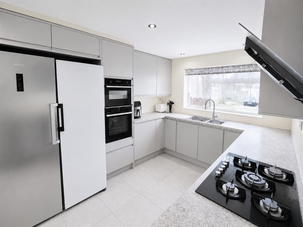 Property photo 3 of 17 Kitchen