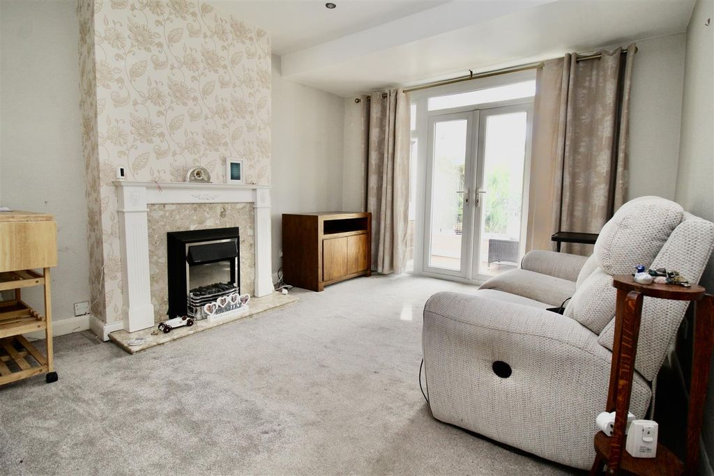 Property photo 2 of 14 Lounge