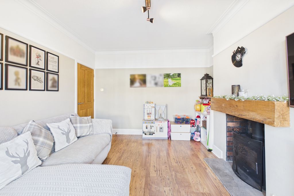 Property photo 3 of 28 Lounge